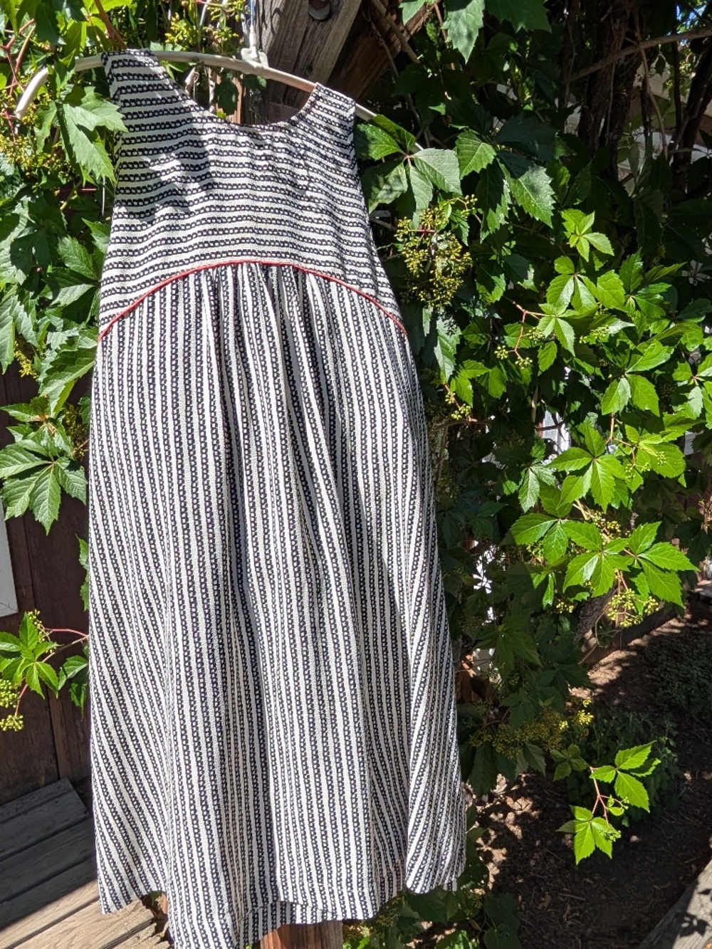 Billowy Pattern Stripped Abstract Tank Top